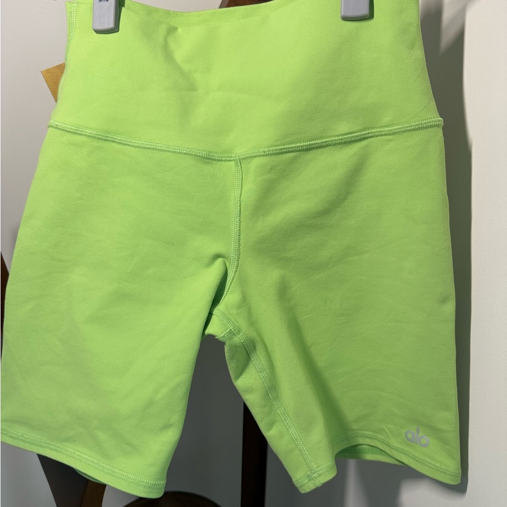 ALO Yoga Women's high waist Green apple 7'' Bike Shorts